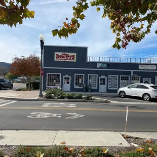 the outside of a doughnut shop