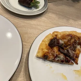 We had the short rib w/caramelized onion and Gruyère cheese pizza.