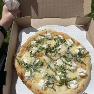 The tutto fromaggio pizza