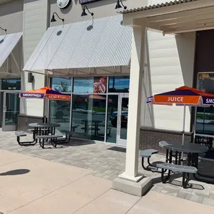 the outside of a restaurant