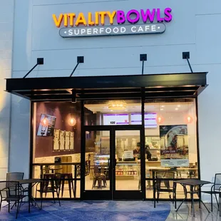 Beautiful cafe to enjoy an Acai, Smoothie, Wrap, Fresh Juice and More