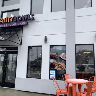 the outside of a restaurant