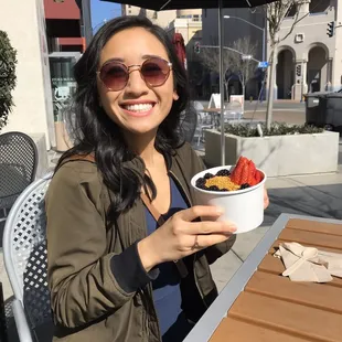 Sunny day and delicious açaí bowl! Yay!!