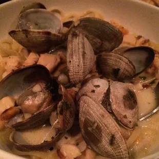 Linguine with clams in white wine sauce