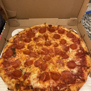 Pepperoni pizza 18"