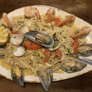 LINGUINE PESCATORE shrimp, scallops, clams, and mussels served in a white wine marinara sauce