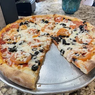 14 inch cheese with black olives, garlic and tomatoes.