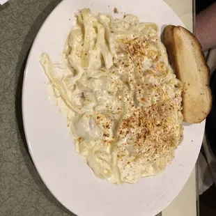 a plate of macaroni and cheese