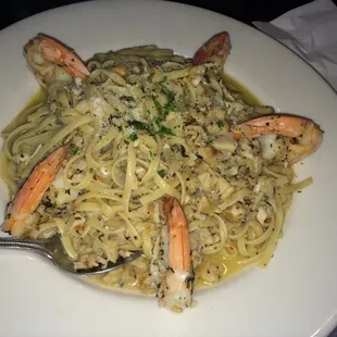Linguine with shrimp and clam in white sauce