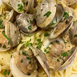 clams on pasta