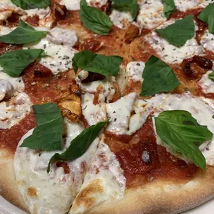 Margherita pizza with sun-dried tomatoes