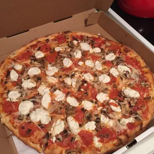 Mushroom, pepperoni , onion , fresh garlic and ricotta large pizza