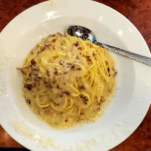 Spaghetti Carbonara (requested no parsley, onions, or black pepper). Very creamy.