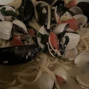 Muscles and clams in white wine sauce.