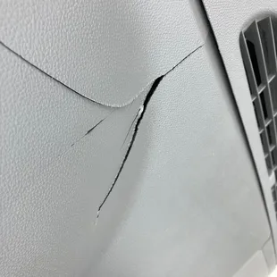 Massive crack in dash not disclosed. $1,500+ to replace, with labor. Dishonest.