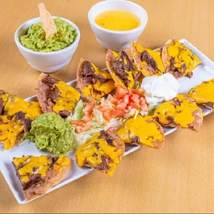 Bean and cheese nachos with fajita.