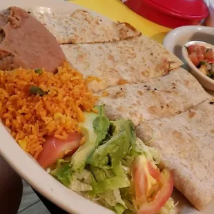 Quesadilla plate with fajita beef and all the fixings.