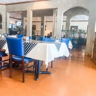 The left side of the dinning room.