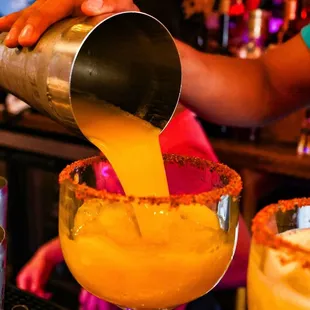 Try out our frozen bulldogs mixed with your favorite flavor: mango, strawberry, passion fruit and more...