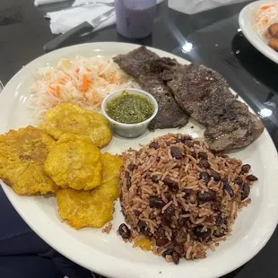 Churrasco, gallopinto(arroz y frijoles) tostones