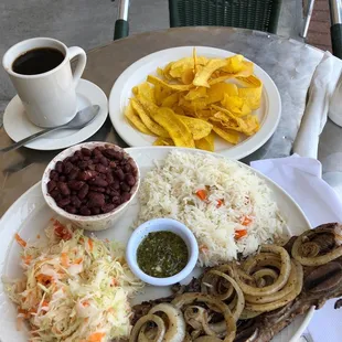 Grill beef ribs, white rice, Nicaraguan cabbage salad, red beans and plantain tajadas with black coffee.
