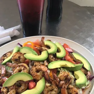 Ensalada con camarones a la parrilla/Grilled shrimp salad.