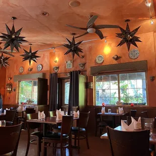 Love the kinda cozy ambience