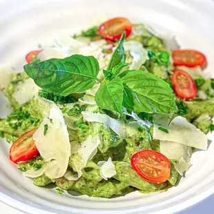 Grilled chicken Penne Pesto:
Basil pesto, Shaved parmesan, sauteed mushrooms, cherry tomatoes.