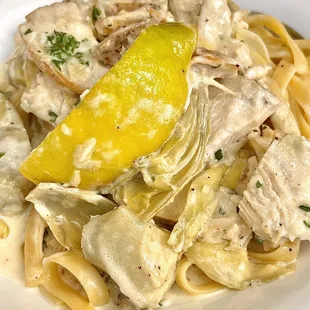 a plate of pasta with chicken