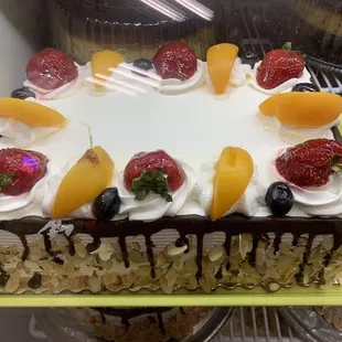 9/1/23 Hubby picked up the last few piggies left. This cake looks delicious!