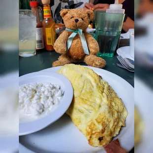 The Brandon Omelette with cottage cheese! #vivians #millenium #cafe #viviansmilleniumcafe #studiocity #bourdibear #mortimerthebear #brunch