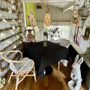 Enjoy an intimate lunch...but don&apos;t mind the shoppers browsing!