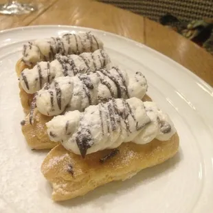 Cannoli/eclair-- good for sharing