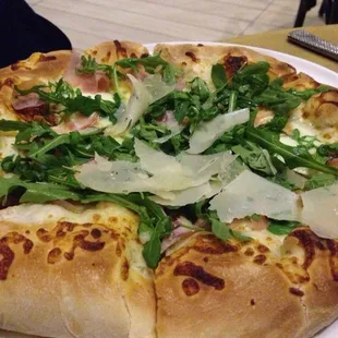 Prosciutto and arugula pizza