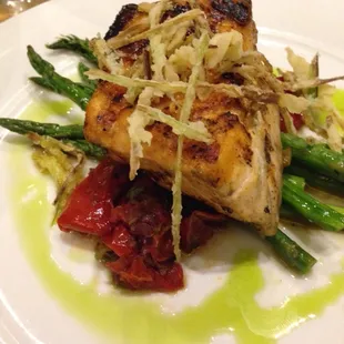 Salmon with asparagus and roasted fennel.