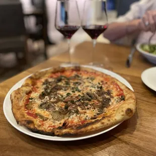 Grilled onion and mushroom pizza