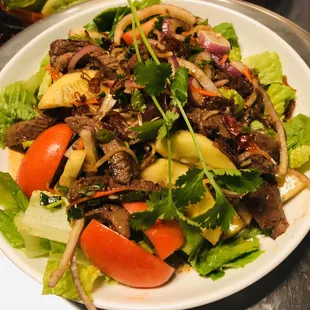 Grilled beef salad 
Gi bò nng