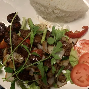 Shaking beef served with rice
Com bò lúc lc