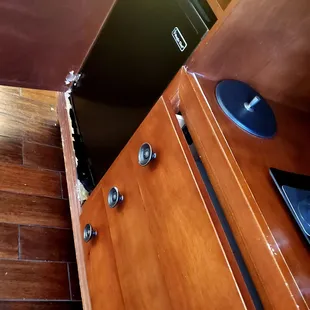 Cabinets, drawers and doors in disrepair