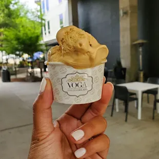 Salted caramel, single scoop