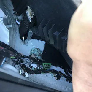 glass in rocker panel/rear wheel area (R) side