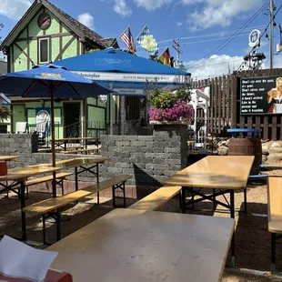 Super cute outside, very charming. Great beer and pretzel. Will definitely be back.