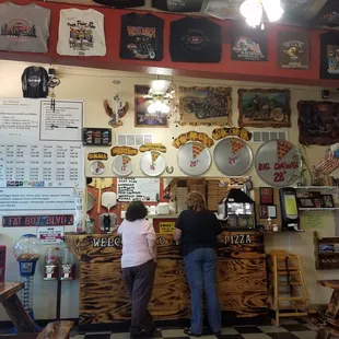 two women ordering pizza
