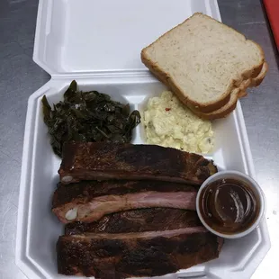 a tray of meat and bread