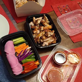 food, chicken wings and fried chicken