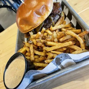 Foodoo burger with fries