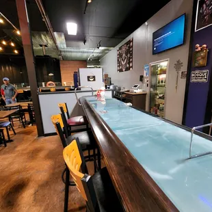 Bar to kitchen