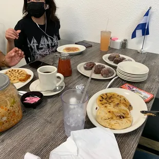 Pupusas revuelta y empanadas de leche