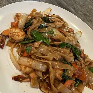 Drunken noodle with shrimp (dinner portion)