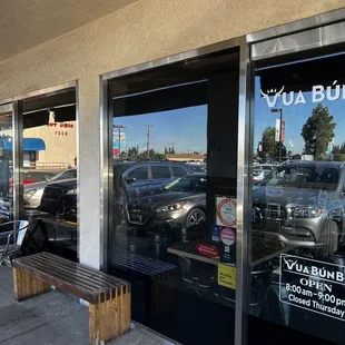 the outside of a restaurant